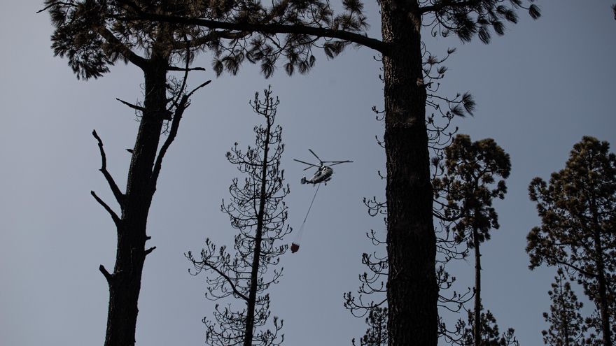 Un helicóptero transporta agua para sofocar las llamas en la ladera de Tigaiga este miércoles