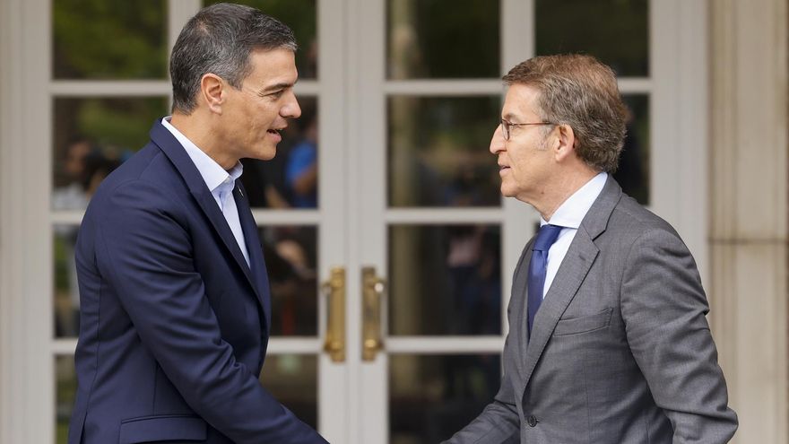 El presidente del Gobierno, Pedro Sánchez (i), y el líder del PP, Alberto Núñez Feijóo (d), antes de su reunión en La Moncloa el pasado 10 de octubre.