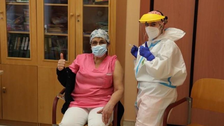 Primera trabajadora de la residencia de Flores del Sil de Ponferrada en vacunarse contra la Covid.