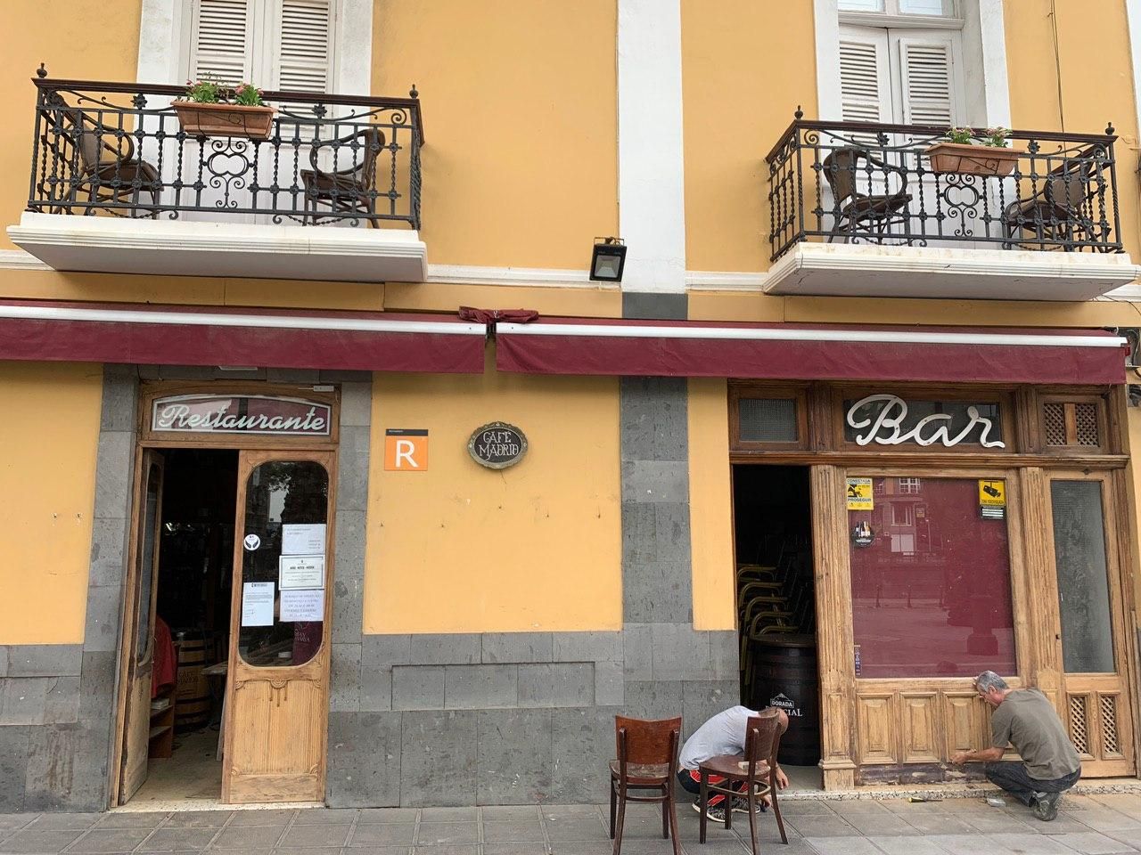 La cafetería del Hotel Madrid aprovecha para hacer reparaciones en el primer día de la fase 1