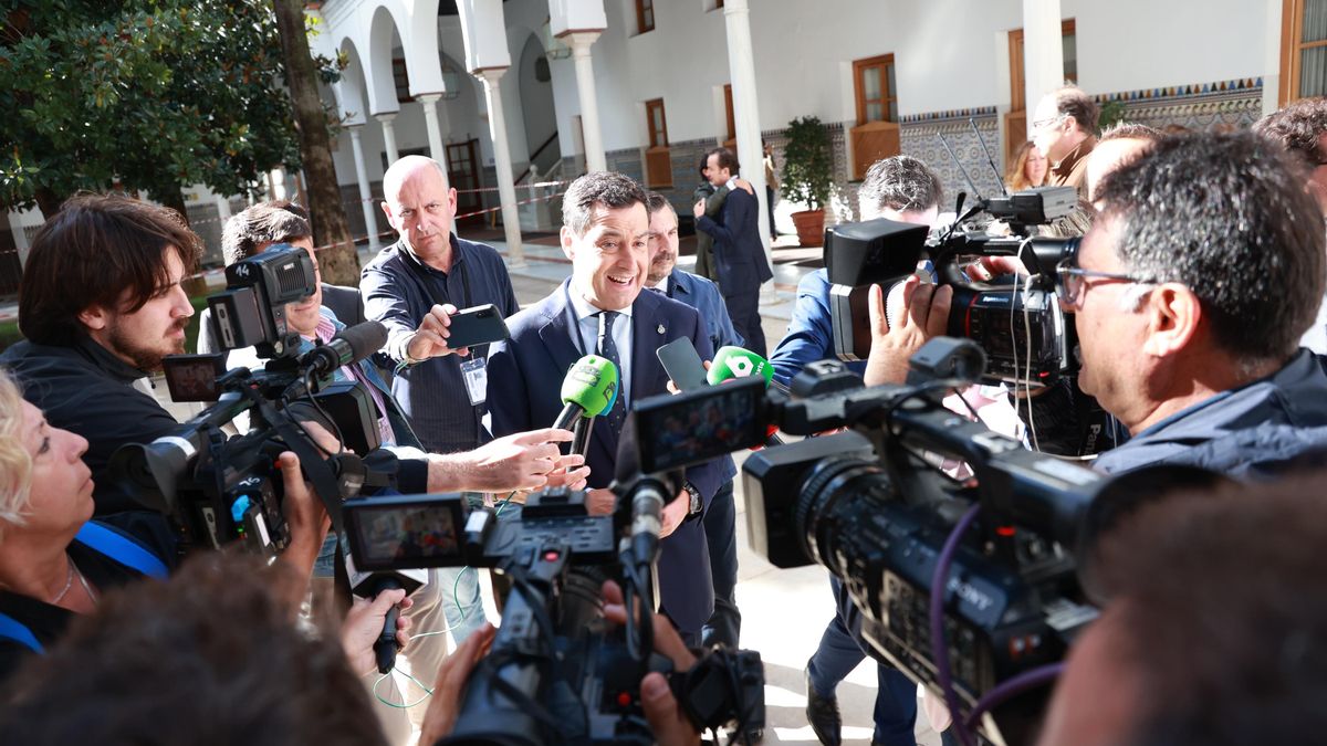 El presidente de la Junta, Juanma Moreno (c), atiende a los medios, a su llegada a la Sesión de Control al Gobierno de la Junta de Andalucía.