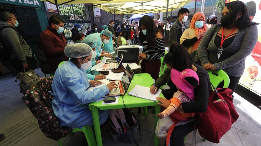 Funcionarios de salud toman datos a ciudadanos antes de recibir la vacuna contra la covid-19, en una fotografía de archivo, en La Paz (Bolivia). EFE/ Martín Alipaz