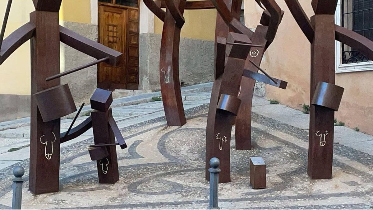 Ataque vandálico a la escultura de homenaje a los turbos de la calle Palafox.