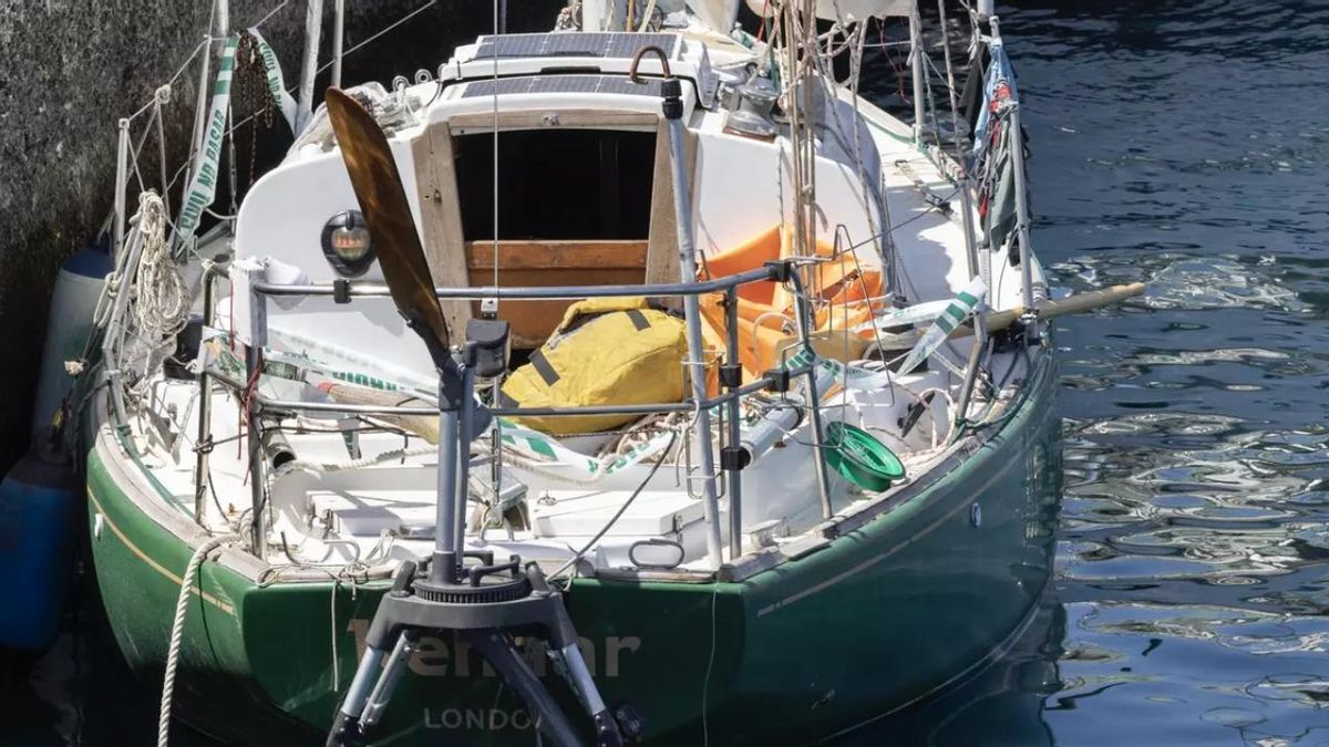 En la imagen, el velero 'Kehaar' del joven desaparecido amarrado en el puerto de Arguineguín (Gran Canaria), adonde fue remolcado por la Salvamar Macondo, el barco de rescate que lo recuperó en el Atlántico.