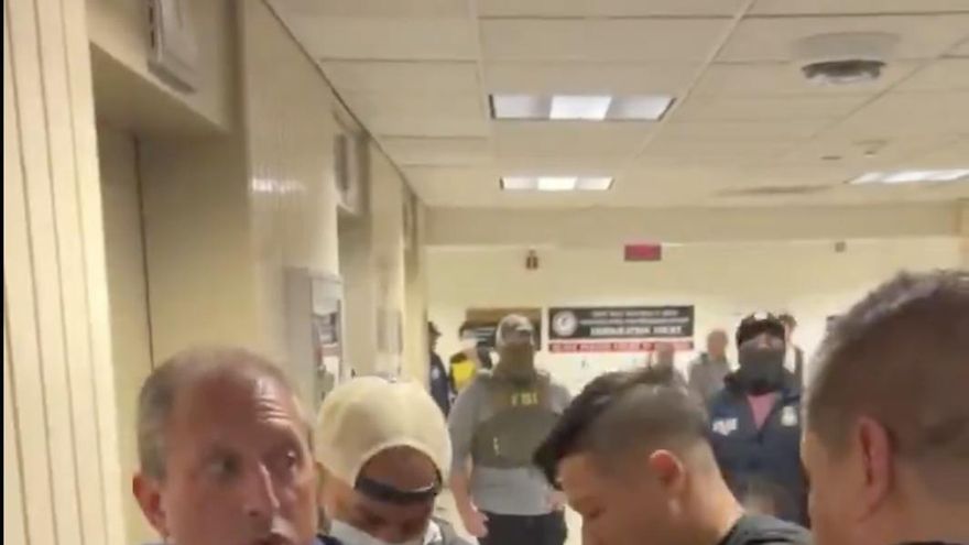 Agentes federales detienen a un candidato de las primarias demócratas a la alcaldía de Nueva York en una vista de migración