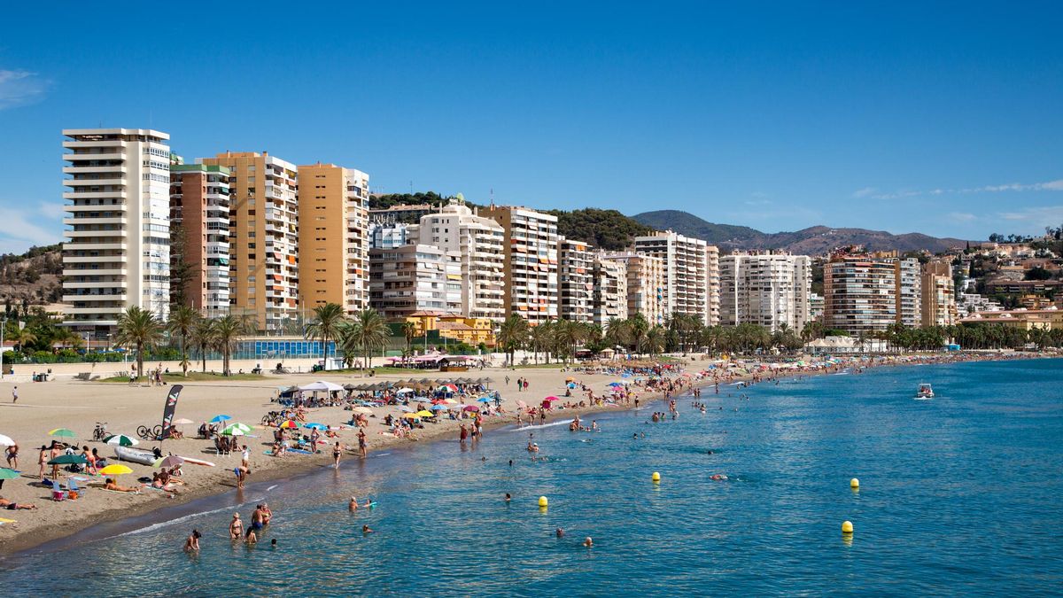 Málaga ha convertido la Malagueta en un manual abreviado de cómo una playa urbana puede funcionar como plaza lineal.