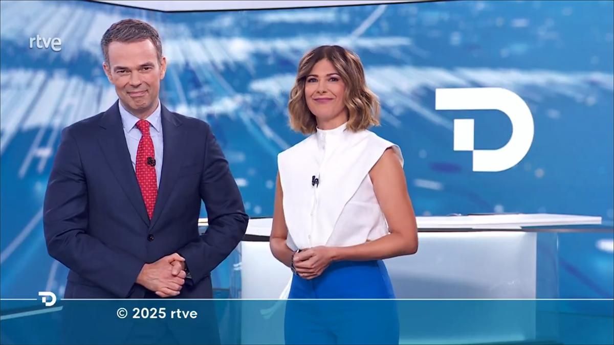 Así se despidieron del 'Telediario' Igor Gómez y Lara Siscar, que también sale de 'Informe Semanal'