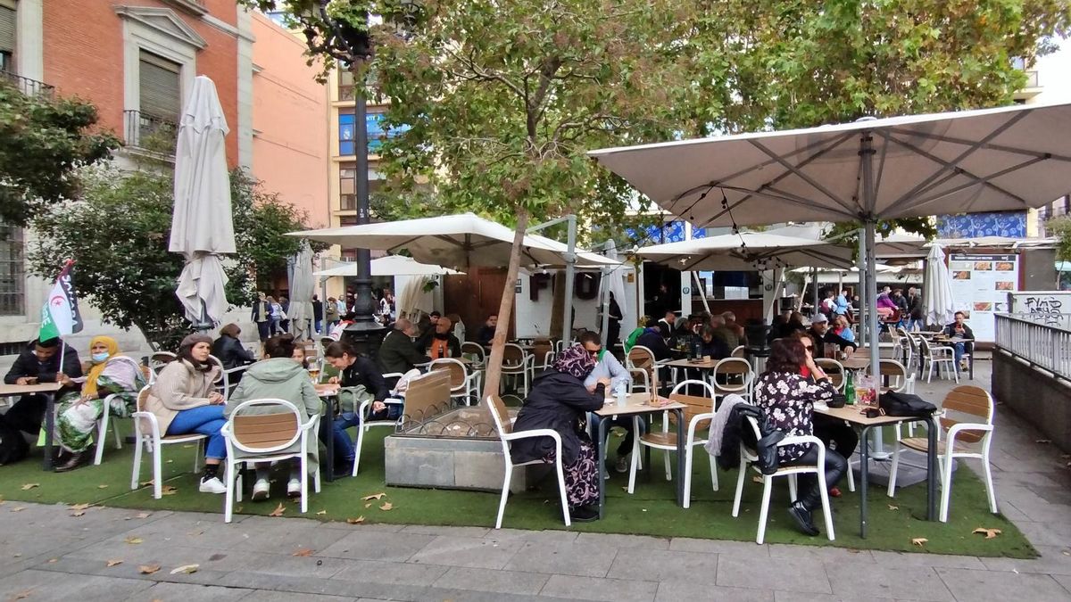 Vista del quiosco terraza de la plaza Jacinto Benavente