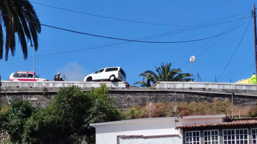 Un vehículo ‘escala’ el muro de la carretera de La Dehesa