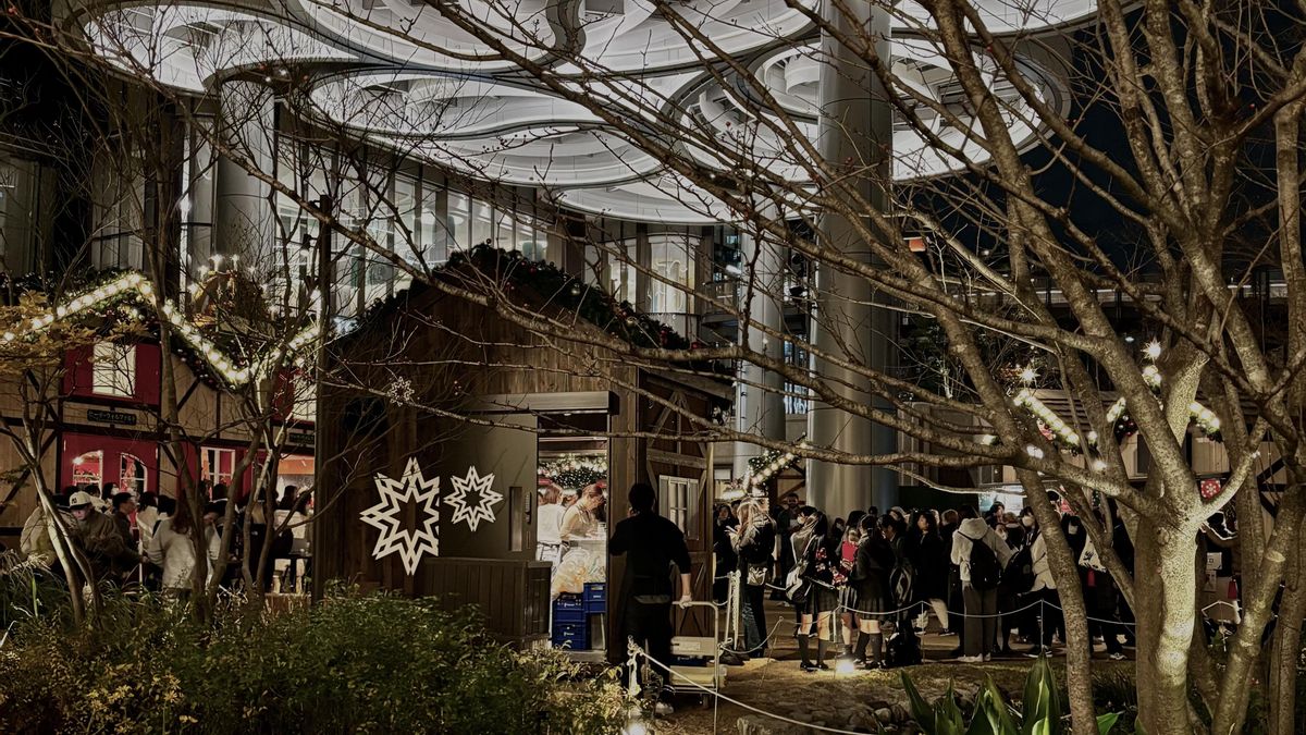 Imagen del mercado navideño ‘Azabudai Hills’, situado en el barrio de Minato en Tokio, que estos días recibe la visita de muchas parejas. EFE/Pilar Bernal Zamora
