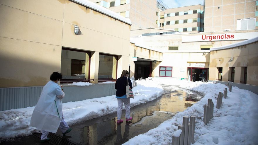 Dos sanitarias acceden a el Hospital Gregorio Marañón de Madrid por una vía despejada de la nieve acumulada tras el paso de la borrasca Filomena. EFE/David Fernández