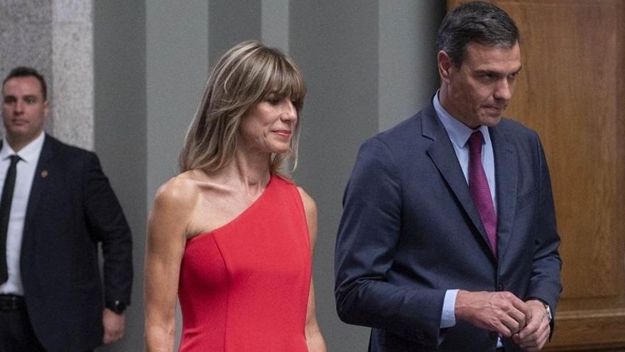 Un juez llamó a declarar como investigada a la esposa de Pedro Sánchez sin más indicios que la denuncia de Manos Limpias