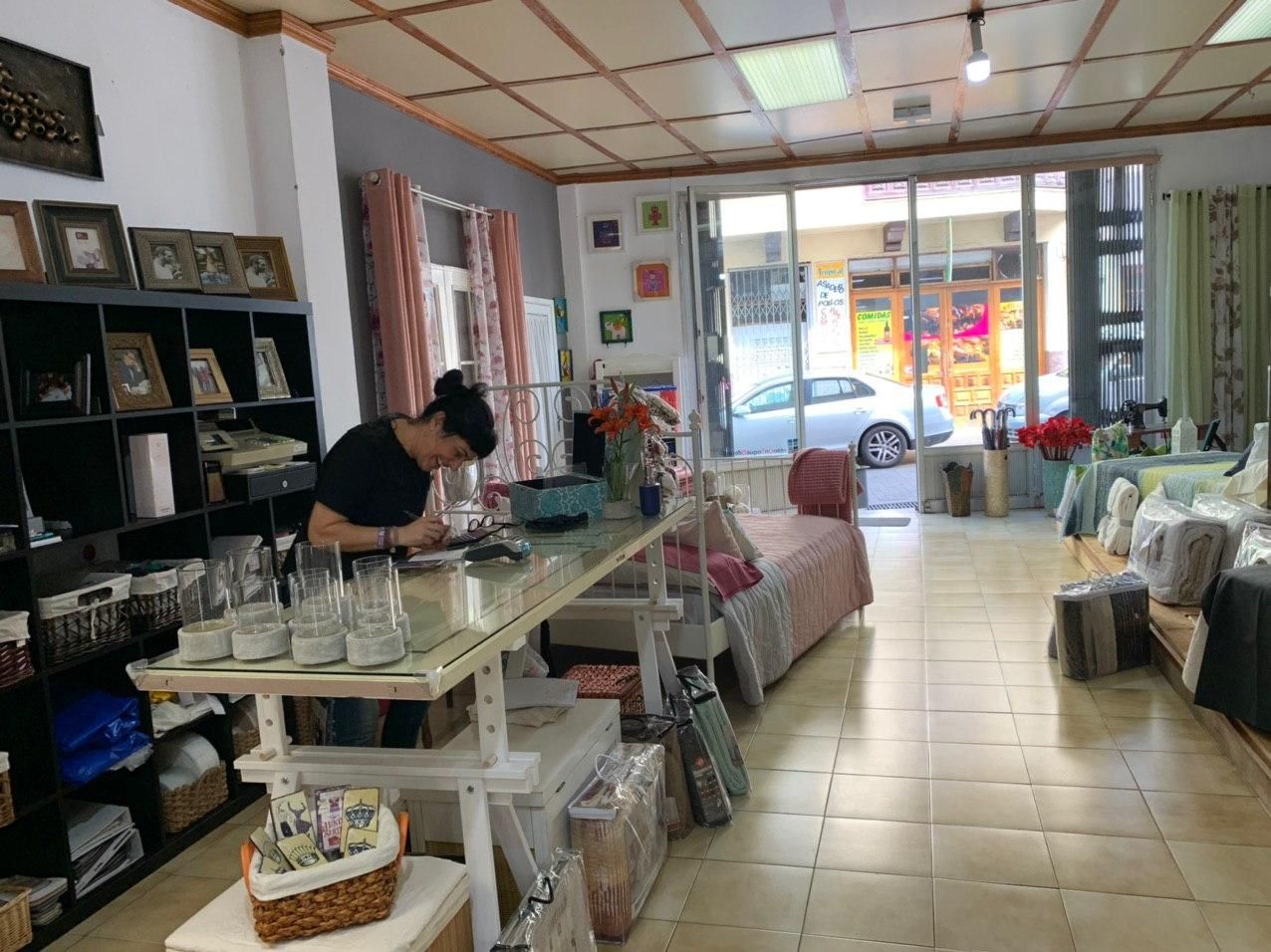 Ana María Ferrera en Decoración Aniter, Teror.