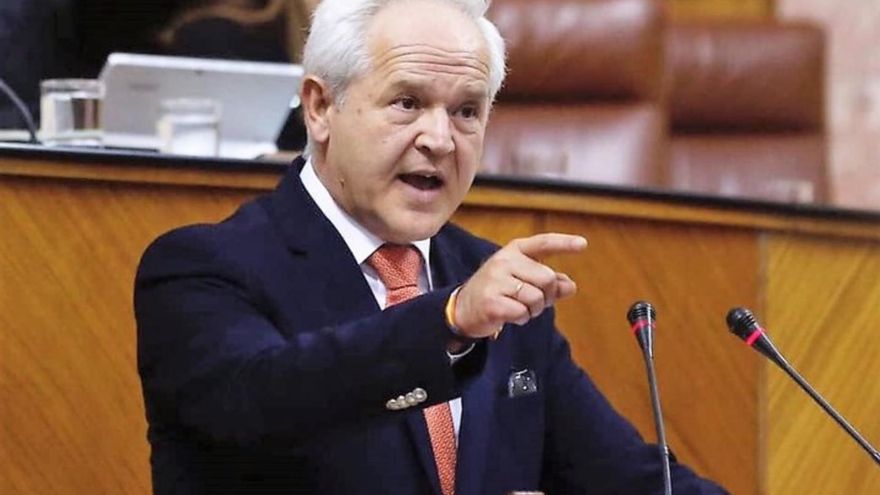 El juez apunta por primera vez al alto cargo de la sanidad andaluza que alargó 5 años los contratos a dedo con la privada