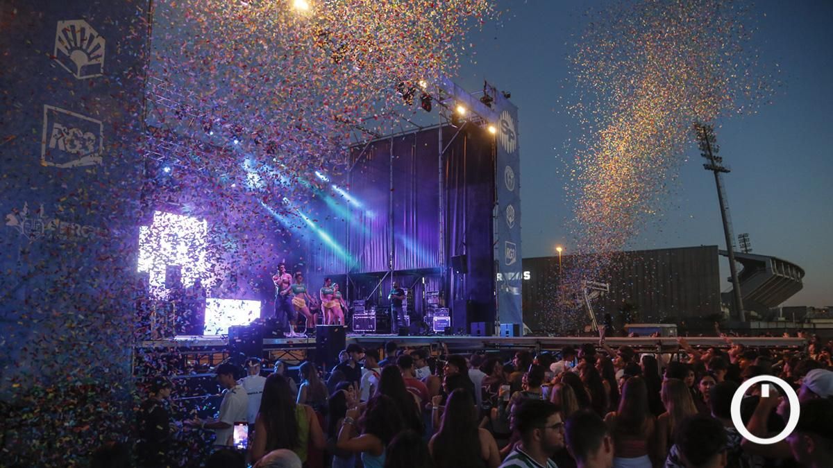 Música y los últimos coletazos del verano: El Arenal vibra al ritmo de la bienvenida universitaria