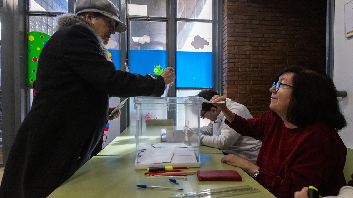 Aragoneses votan en un colegio electoral, a 8 de febrero de 2026, en Teruel, Aragón (España).