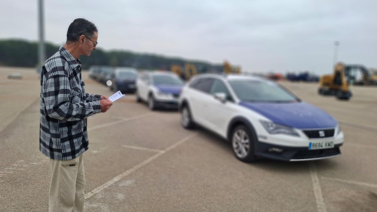 Coches policiales, tractores o cachivaches en el 'Cazasubastas' español: "Lo más raro que he vendido ha sido un tanque militar"