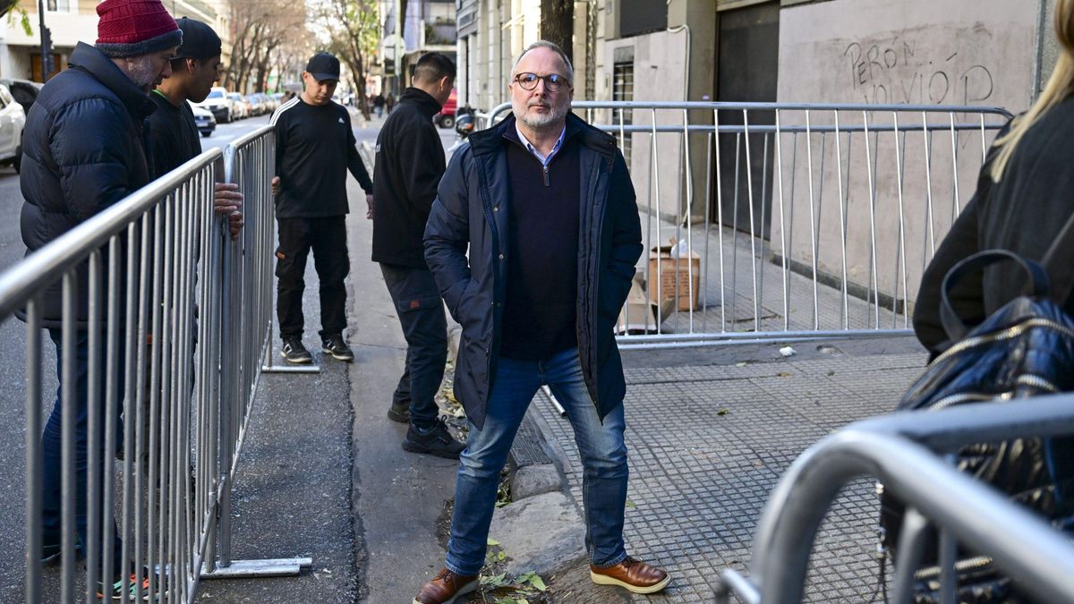 Martín Sabbatella ingresando a la sede del PJ Nacional