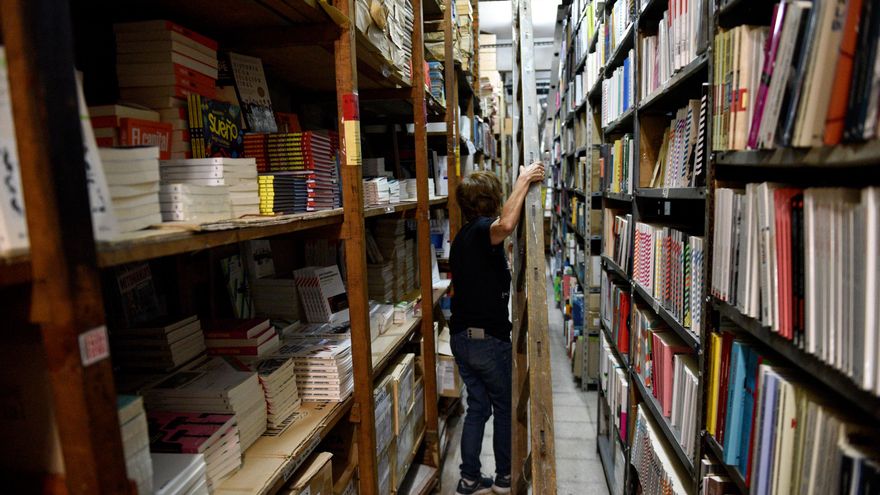 El pasadizo secreto de la Librería Hernández: cómo ocultaron 235 mil libros que la dictadura luego prohibió