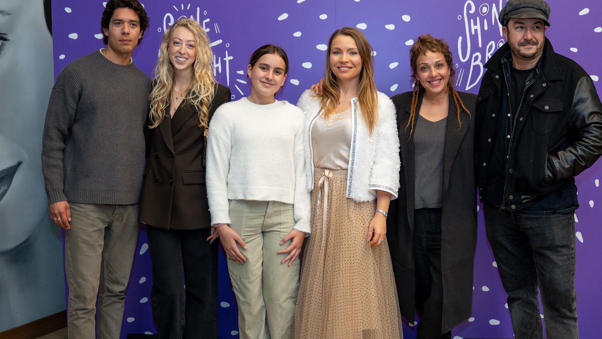 Alisa Selishchava, directora y productora, en el centro, junto a parte del equipo de producción y actores principales.