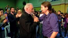 Pablo Iglesias y Julio Anguita se saludan en un acto de campaña.