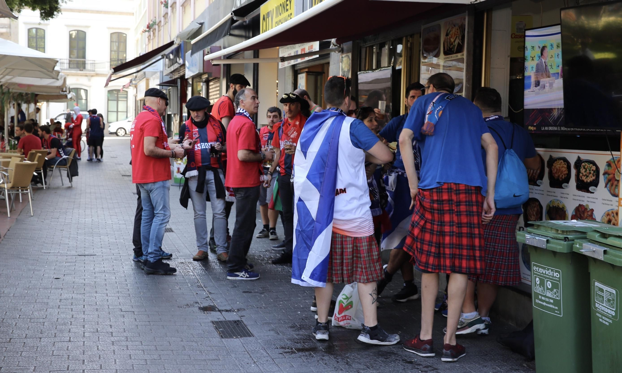 Aficionados en un bar en los alrededores del Parque Santa Catalina. (Alejandro Ramos).