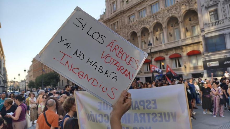Madrid protesta por la gestión de los incendios: “La situación es inadmisible y vergonzosa”