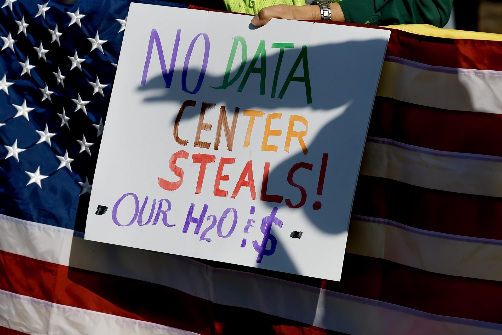 Cartel contra los centros de datos en una manifestación en EEUU.