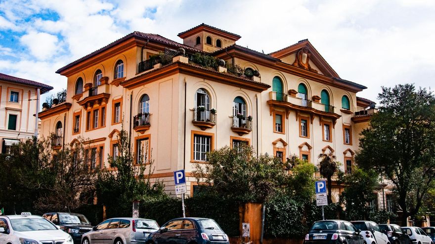 Hay que callejear por los alrededores de la Piazza Mincio para ver los otros palacetes de Coppede.