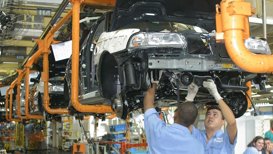 La fabricación llegó a caer desde 190.000 vehículos en marzo hasta 1.800 en abril pero los niveles próximos a la prepandemia sólo volvieron a registrarse en agosto (210.900 unidades), septiembre (220.162) y octubre (236.468). EFE/Caetano Barreira/Archivo