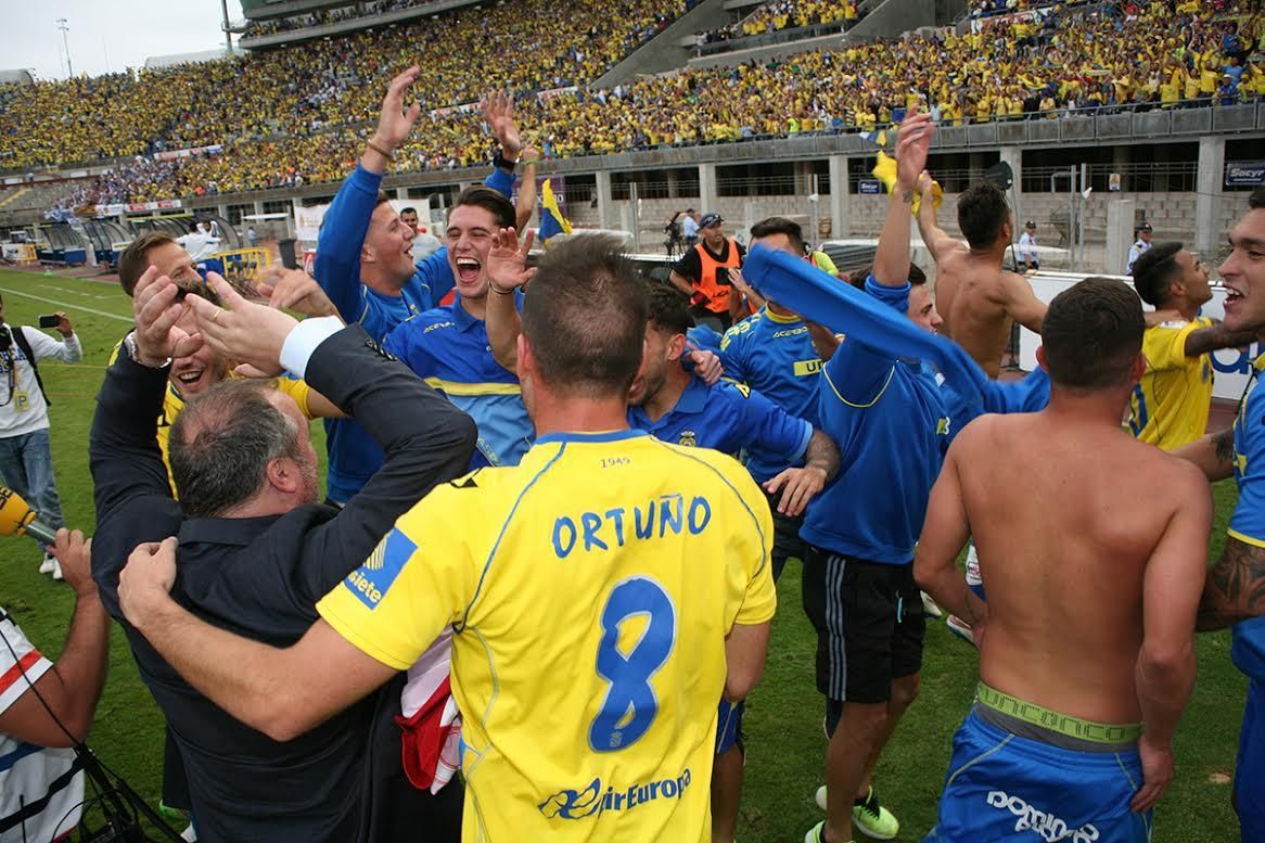 Los jugadores de la UD Las Palmas celebran el ascenso. (ALEJANDRO RAMOS)