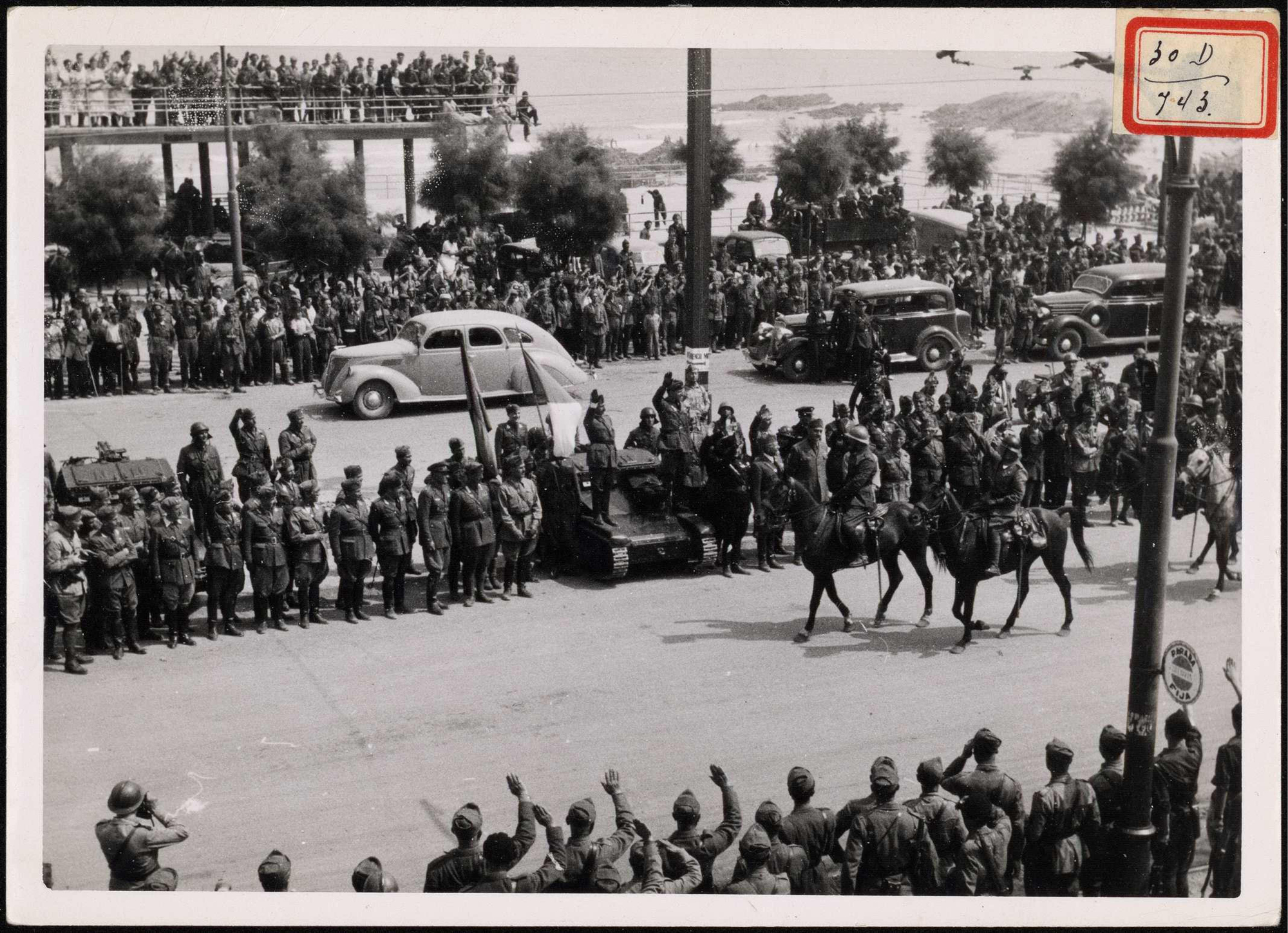 "Desfile de las tropas legionarias por Santander al día siguiente de la entrada de nuestras tropas". 27 de agosto de 1937
