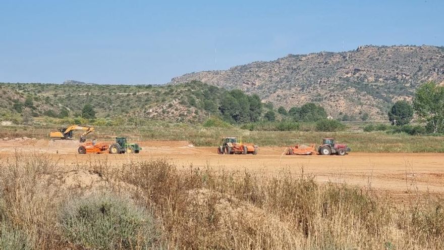 Denuncian el inicio de las obras para una macrogranja en Alcañiz sin el informe de impacto ambiental aprobado