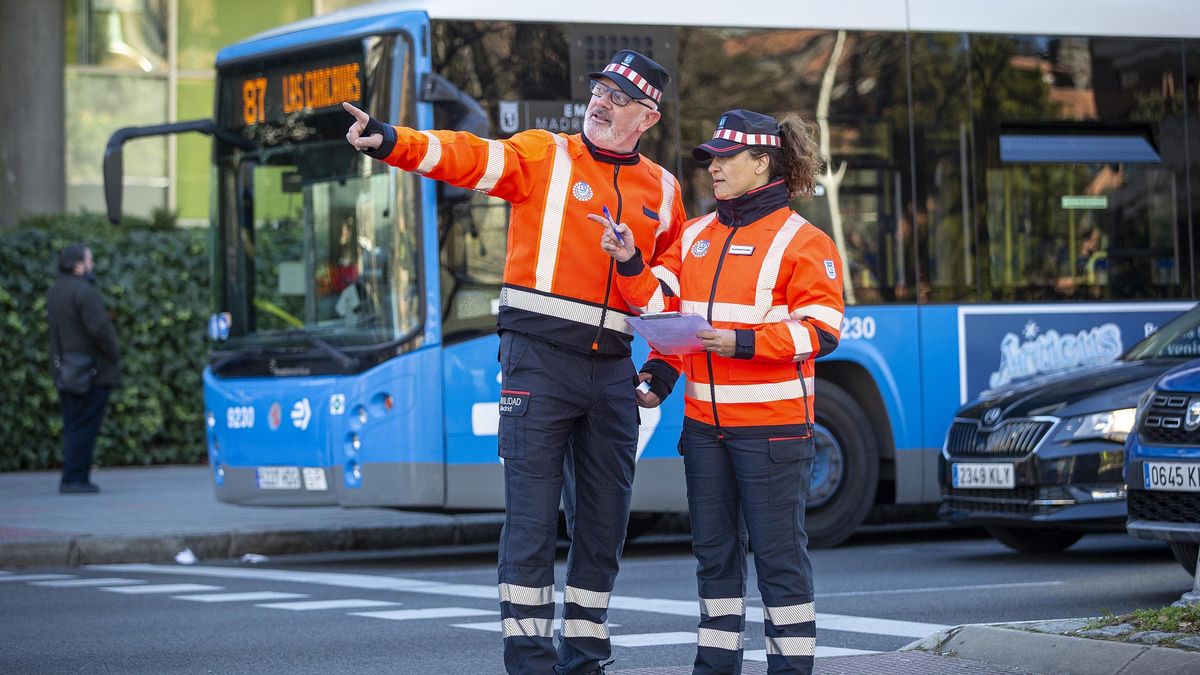 Dos agentes de movilidad uniformados