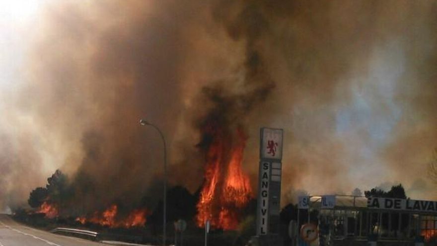 Incendio forestal de Nogarejas. / Foto: AT Brif