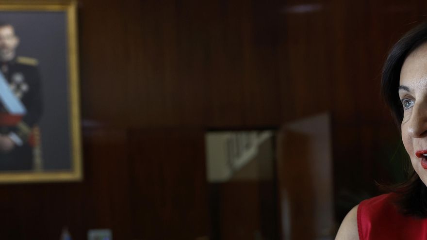 La ministra de Defensa, Margarita Robles, visita junto al general jefe de la UME a los efectivos de la Unidad Militar de Emergencias que están trabajando en la estación de montaña de Manzaneda por los incendios en Galicia. EFE/Delegación del Gobierno en Galicia -SOLO USO EDITORIAL/SOLO DISPONIBLE PARA ILUSTRAR LA NOTICIA QUE ACOMPAÑA (CRÉDITO OBLIGATORIO)-