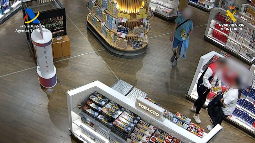 Desmanteladas dos bandas implicadas en más de 100 robos en una tienda del aeropuerto Tenerife Sur