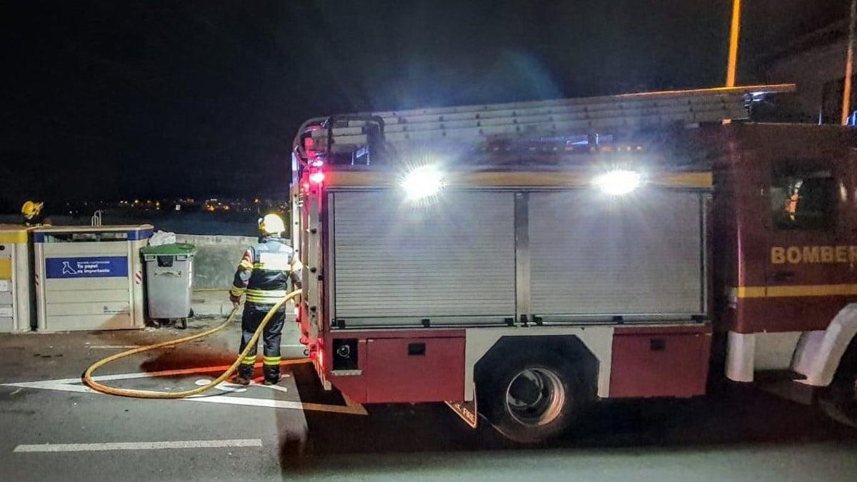 Un momento de la intervención de los bomberos.