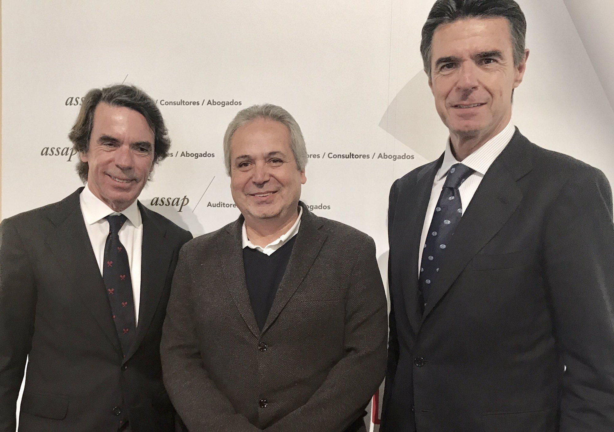 De izquierda a derecha, José María Aznar, Juan Santana y José Manuel Soria