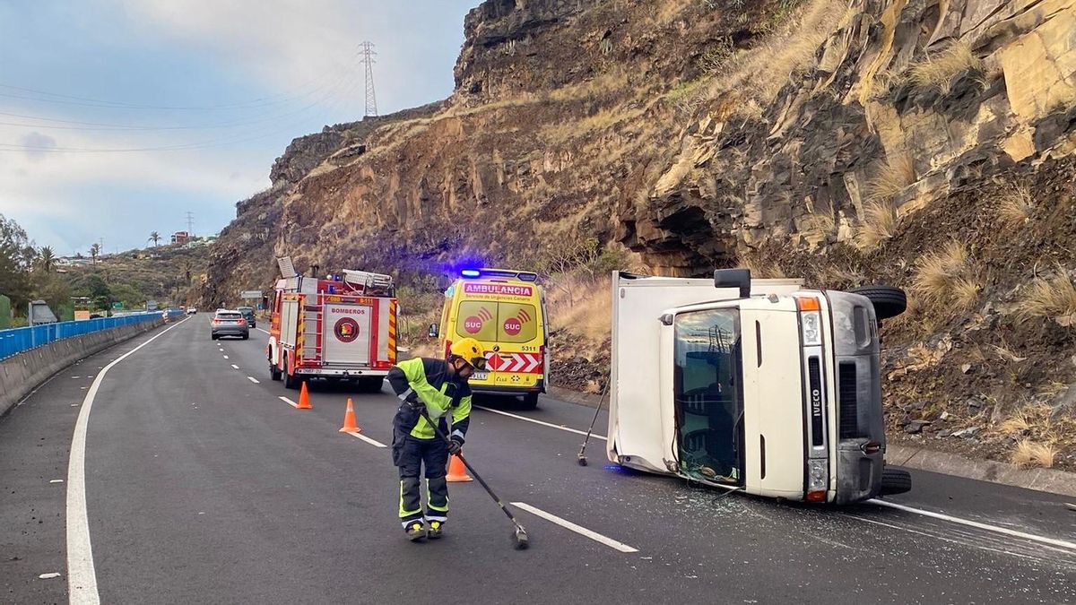 Furgón volcado en la carretera LP-2 en la mañana de este jueves.
