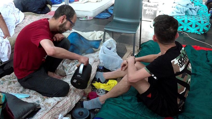 El medio millar de migrantes sin papeles en huelga de hambre llega a un acuerdo con el Gobierno belga para suspender la protesta después de dos meses