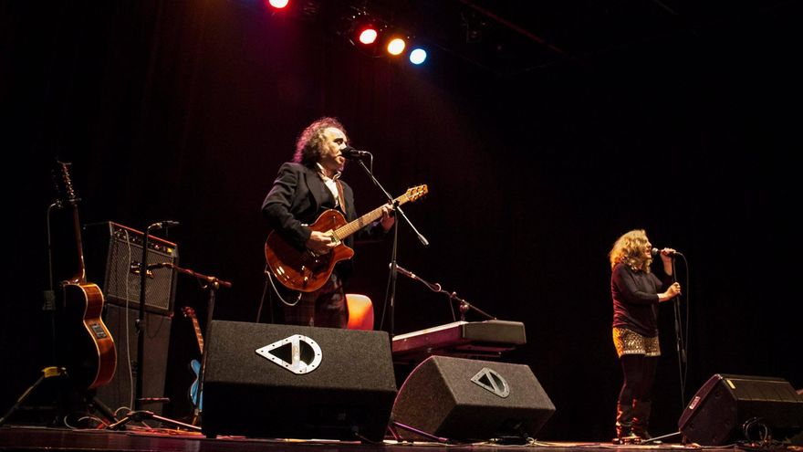 Actuación del grupo Cómplices. / Facebook