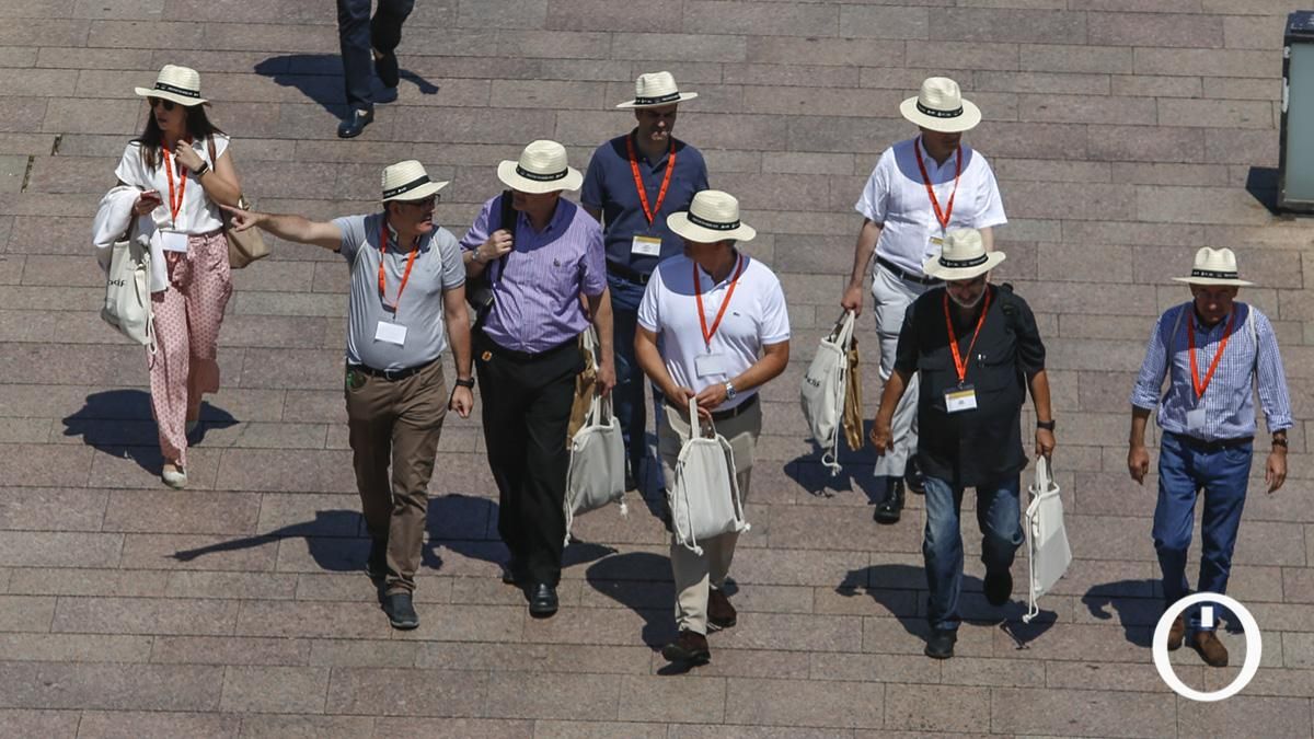 Turistas intentan combatir el calor