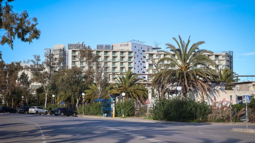 Habitaciones a cambio de días libres o camas por 500 euros al mes: así buscan empleados los hoteles de Ibiza