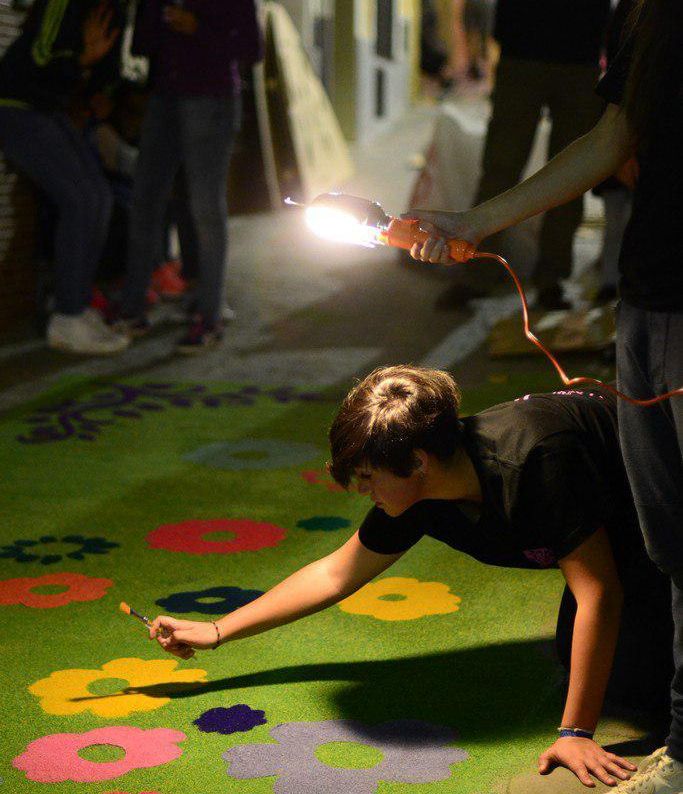 Alfombra de serrín en la que se trabaja día y noche en Elche de la Sierra