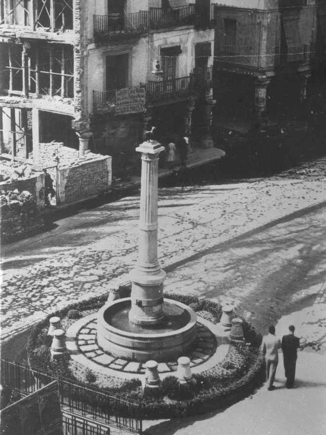 Plaza del Torico con los edificios destruidos en la Guerra Civil.
