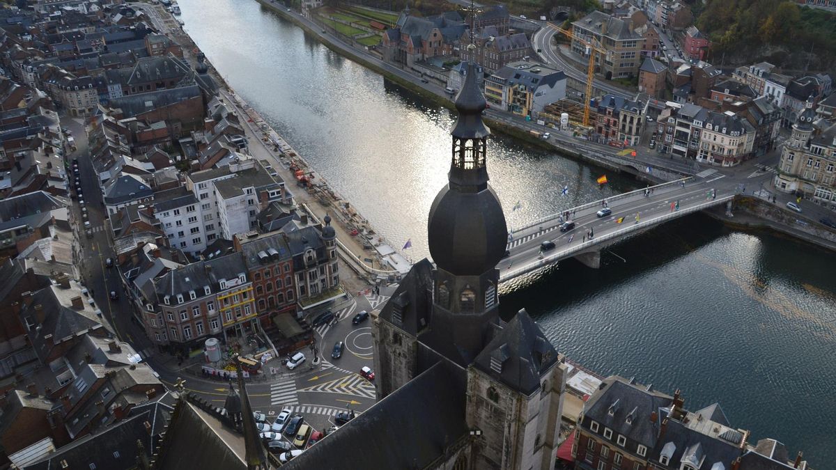 Como homenaje a su posterior liderazgo mundial, el puente principal de la ciudad lleva actualmente el nombre de De Gaulle