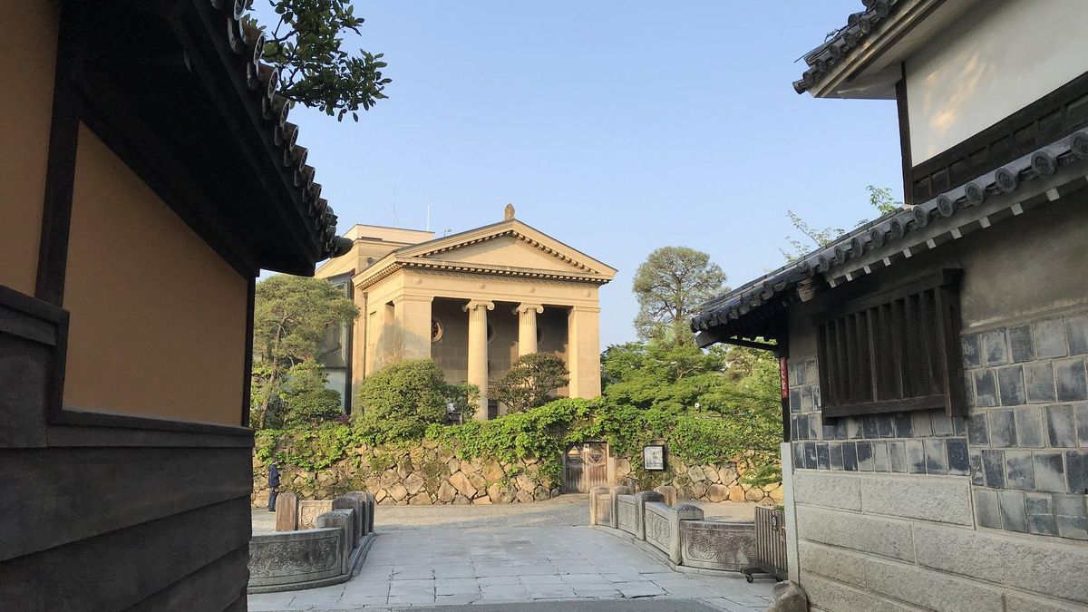 El frontón griego del Museo Ohara destaca entre la arquitectura tradicional japonesa de Kurashiki.