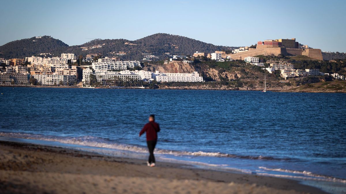 Una playa con vistas al castillo de Dalt Vila, donde está ubicado el Parador.