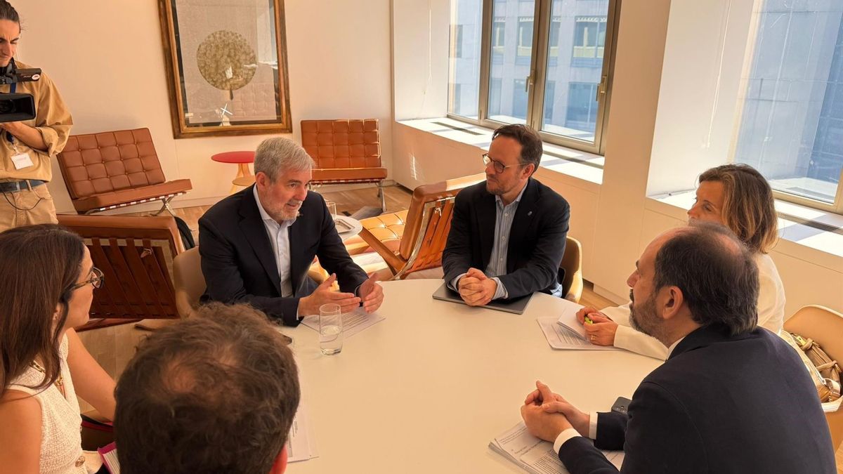 Clavijo, en la reunión con el embajador de España, representante permanente ante la Unión Europea, Marcos Alonso.